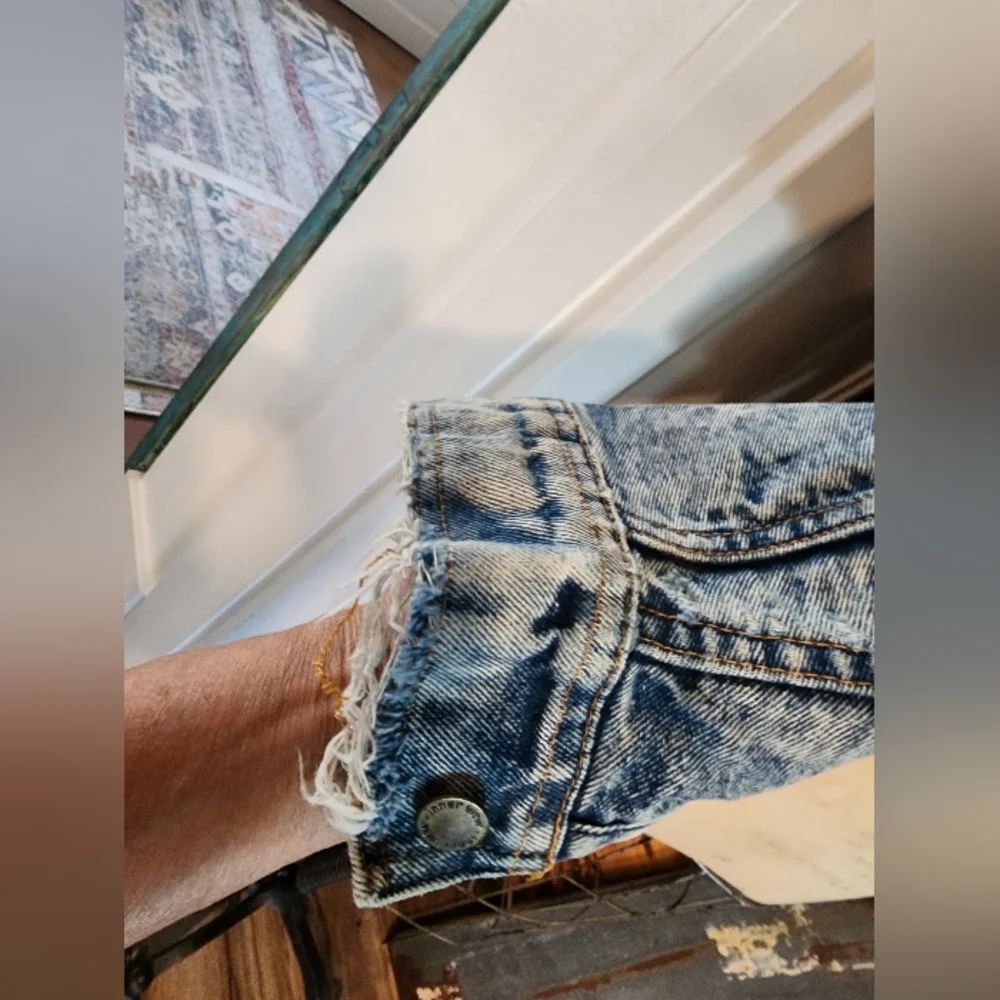 Vintage Acid Wash Denim Jean Jacket With Roglin Sleeves. - Picture 8 of 9